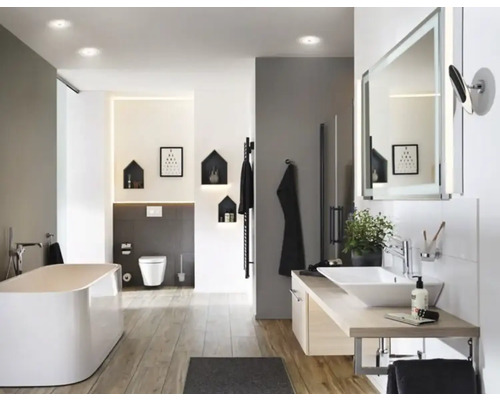 Modernes Badezimmer mit Badewanne, Waschtisch, Spiegel und Holzfussboden