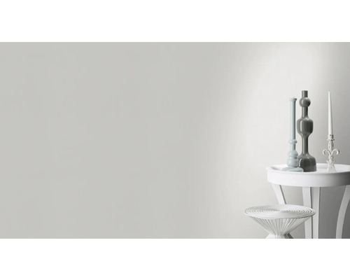 Scène de table décorative avec deux vases et un bougeoir sur une table d''appoint