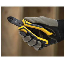 Eine Hand mit Arbeitshandschuh hält eine Seitenschneiderzange von Stanley.