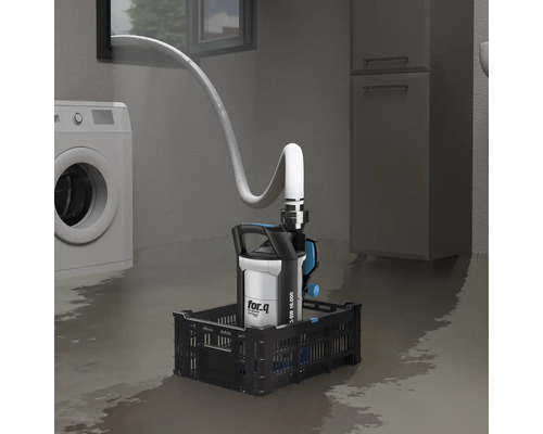 Kellerraum mit Waschmaschine, Schrank und einer Tauchpumpe in einer schwarzen Kiste, die Wasser abpumpt.