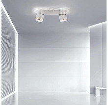 Deckenleuchte mit zwei Strahlern in einem hellen Raum