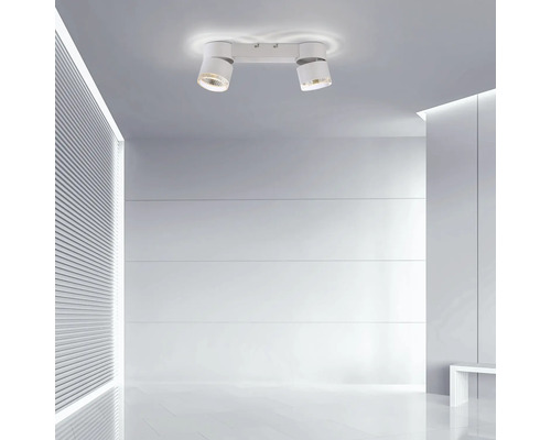 Deckenleuchte mit zwei Strahlern in einem hellen Raum