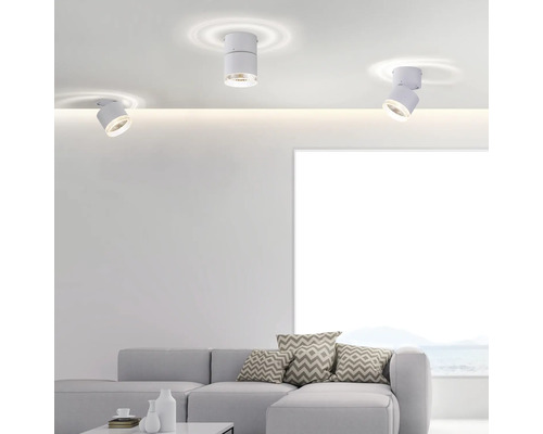 Wohnzimmer mit Sofa und drei Deckenleuchten