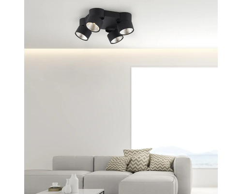 Deckenleuchte mit vier Strahlern in einem Wohnzimmer