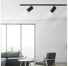 Zwei schwarze Strahler an einer Schiene in einem Wohnzimmer