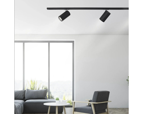 Zwei schwarze Strahler an einer Schiene in einem Wohnzimmer