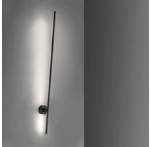 Schmale Stabwandleuchte an einer Wand befestigt