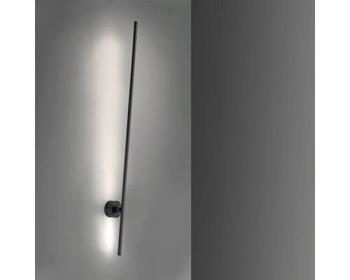 Schmale Stabwandleuchte an einer Wand befestigt