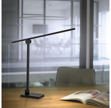 Schreibtischleuchte aus Metall auf einem Schreibtisch mit einer Zeitschrift