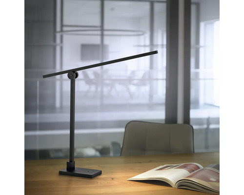 Schreibtischleuchte aus Metall auf einem Schreibtisch mit einer Zeitschrift