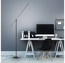 Stehleuchte im modernen Arbeitszimmer mit Schreibtisch und Computer
