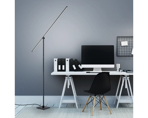 Stehleuchte im modernen Arbeitszimmer mit Schreibtisch und Computer