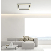 Wohnzimmer mit modernem Design und quadratischer Deckenleuchte