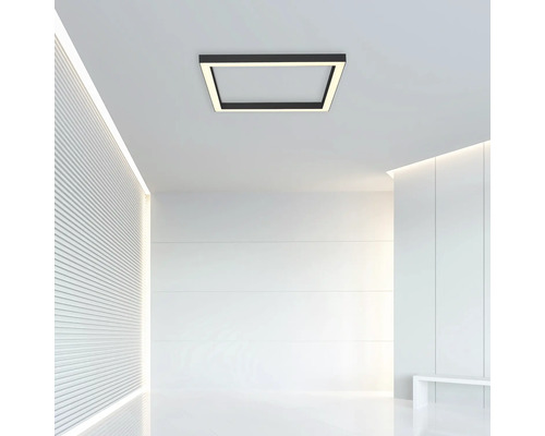 Deckenleuchte mit rechteckigem Design in einem hellen Raum.