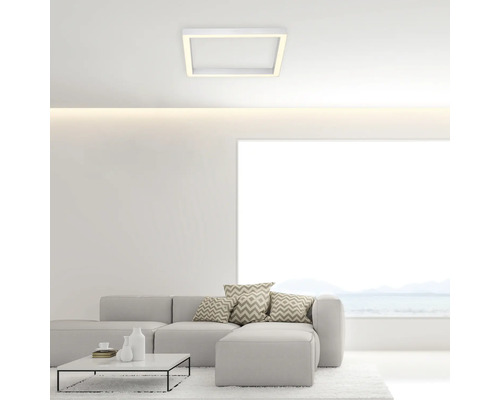 Modernes Wohnzimmer mit quadratischer LED Deckenleuchte