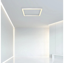 Moderne Deckenleuchte in einem minimalistischen Raum mit hellen Wänden