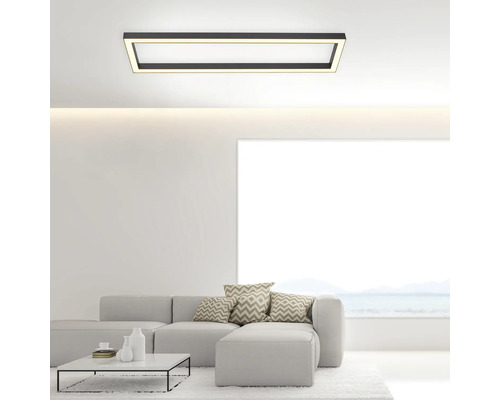 Modernes Wohnzimmer mit rechteckiger Deckenleuchte und grauer Couch