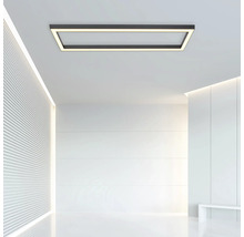 Rechteckige Deckenleuchte in einem hellen Raum.