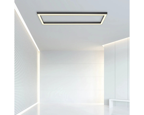 Rechteckige Deckenleuchte in einem hellen Raum.