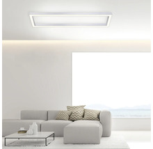 Helles Wohnzimmer mit Sofa, Couchtisch und rechteckiger Deckenleuchte