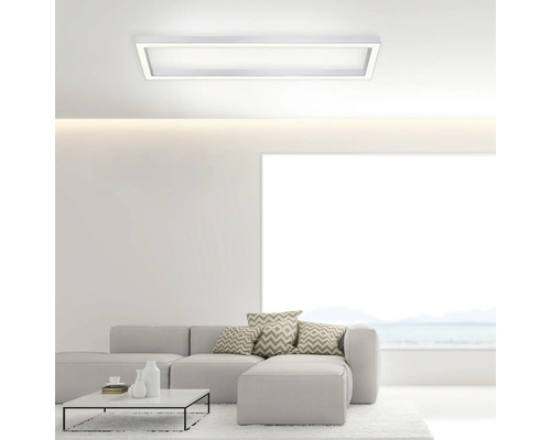 Helles Wohnzimmer mit Sofa, Couchtisch und rechteckiger Deckenleuchte