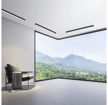 Heller Raum mit Sessel, großem Fenster und Deckenleuchten