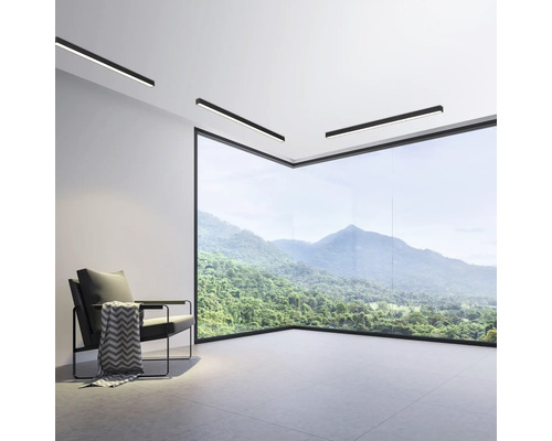 Heller Raum mit Sessel, großem Fenster und Deckenleuchten