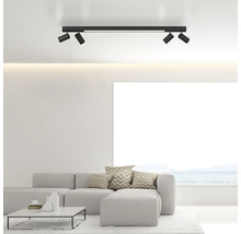 Wohnzimmer mit einer schwarzen LED-Strahlerleuchte an der Decke.