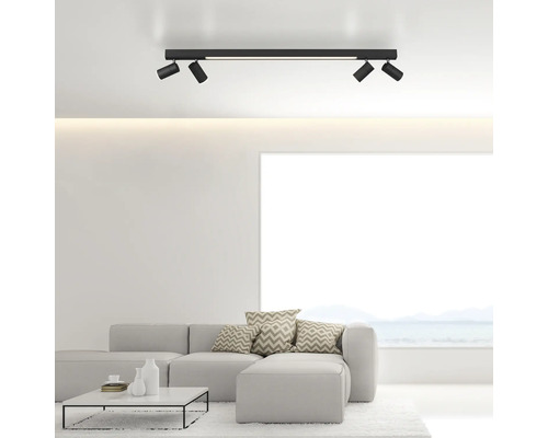 Wohnzimmer mit einer schwarzen LED-Strahlerleuchte an der Decke.