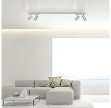 Wohnzimmer mit Deckenleuchte mit mehreren Strahlern zur Ausleuchtung