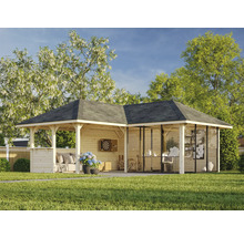 Scène de jardin avec pavillon en bois et façade en verre