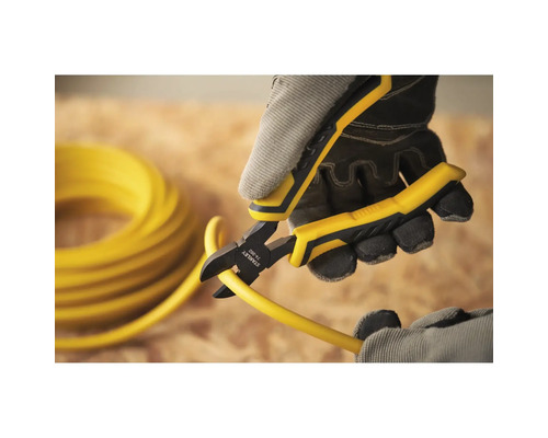 Une personne coupe un câble jaune avec une pince coupante jaune et noire.