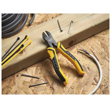 Seitenschneider mit Kabelbindern, Nägeln und Kabel auf Holzgrund