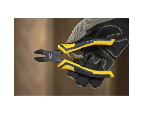 Pince coupante latérale Stanley en main avec gant de protection