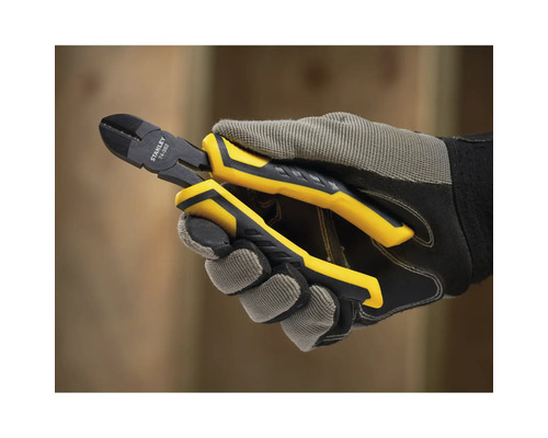 Une main gantée de travail tient une pince coupante diagonale de Stanley.