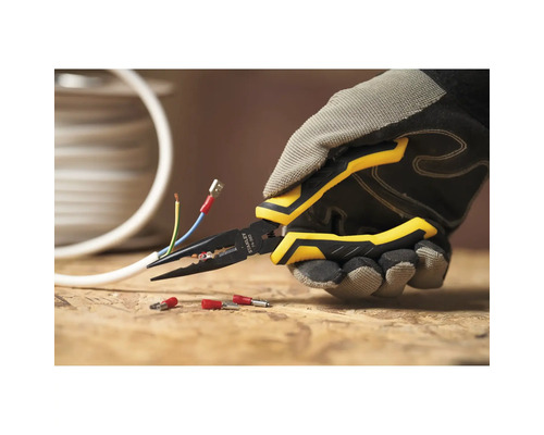 Hand mit Handschuh bearbeitet ein Kabel mit einer Kombizange von Stanley.