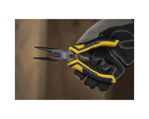 Stanley Spitzzange in der Hand mit Arbeitshandschuh