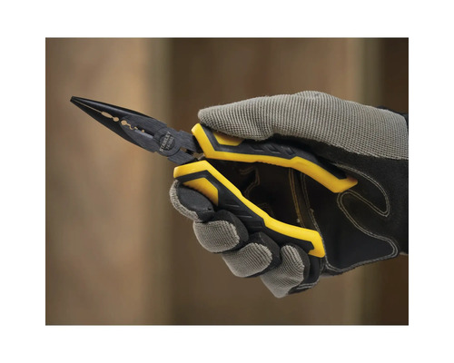 Eine Hand mit Arbeitshandschuh hält eine Spitzzange von Stanley.