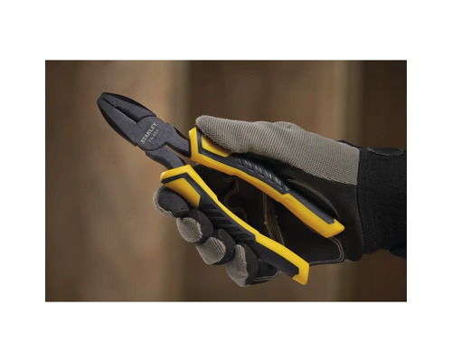 Main tenant une pince universelle Stanley