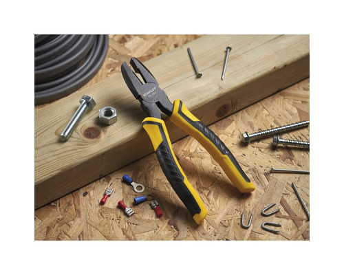 Stanley Kombinationszange mit Schrauben, Muttern und Nägeln auf Holzgrund