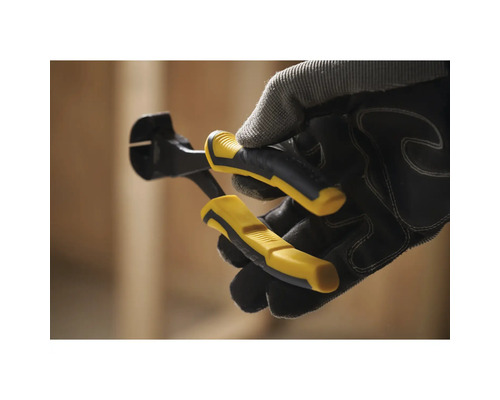 Hand mit Handschuh hält Kneifzange