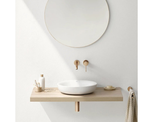 Modernes Badezimmer mit rundem Spiegel, Aufsatzwaschbecken, Holzablage und Armaturen