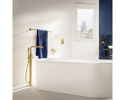 Salle de bain avec baignoire îlot, robinetterie, serviette et accessoires