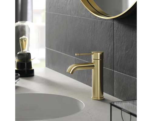 Robinet de lavabo doré dans une salle de bains