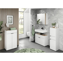 Salle de bains avec lavabo, armoire de toilette et armoires hautes au design lumineux.