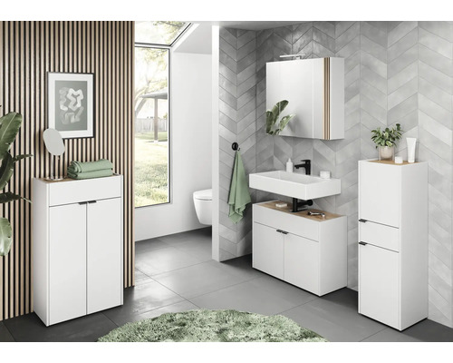 Salle de bains avec lavabo, armoire de toilette et armoires hautes au design lumineux.