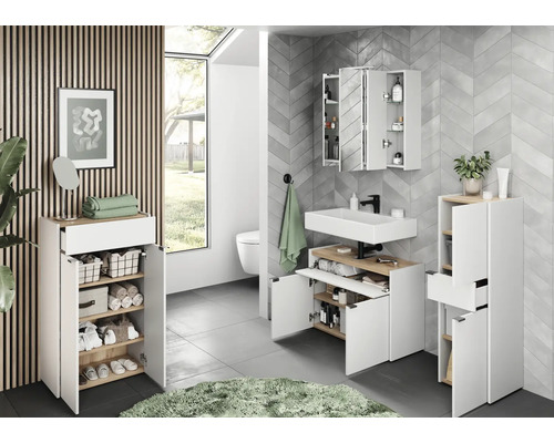 Salle de bain moderne avec lavabo, armoire de toilette et étagères de rangement