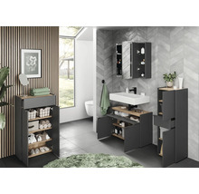 Salle de bains moderne avec lavabo, armoire de toilette et meubles de salle de bains pour un espace de rangement supplémentaire