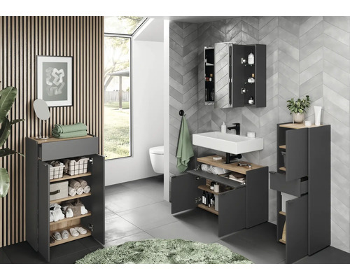 Salle de bains moderne avec lavabo, armoire de toilette et meubles de salle de bains pour un espace de rangement supplémentaire