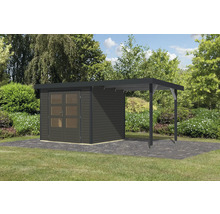 Gartenhaus mit Anbau auf einer gepflasterten Fläche und Rasenfläche